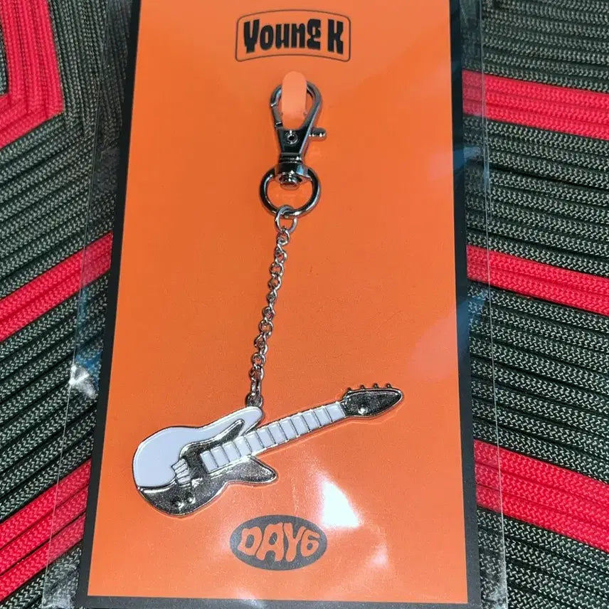 [BUNJANG] DAY6 Young K Signature Charm Bass Keyring / 데이식스 DAY6 영케이 팝업 시그니처 참 악기 베이스 키링