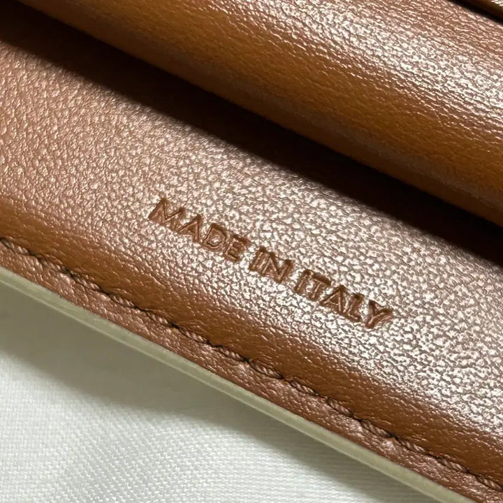 [BUNJANG] Celine Triomphe Small Wallet White Tan / 셀린느 트리옹프 스몰 반지갑 화이트탄