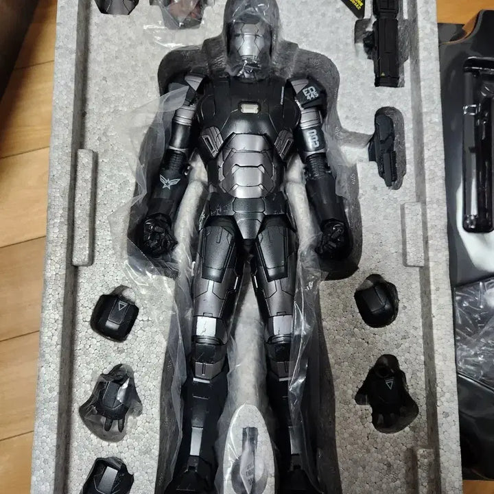 [BUNJANG] Hot Toys War Machine Mark 2 Iron Man Figure / 핫토이 워머신 마크2 워머신2 아이언맨 피규어