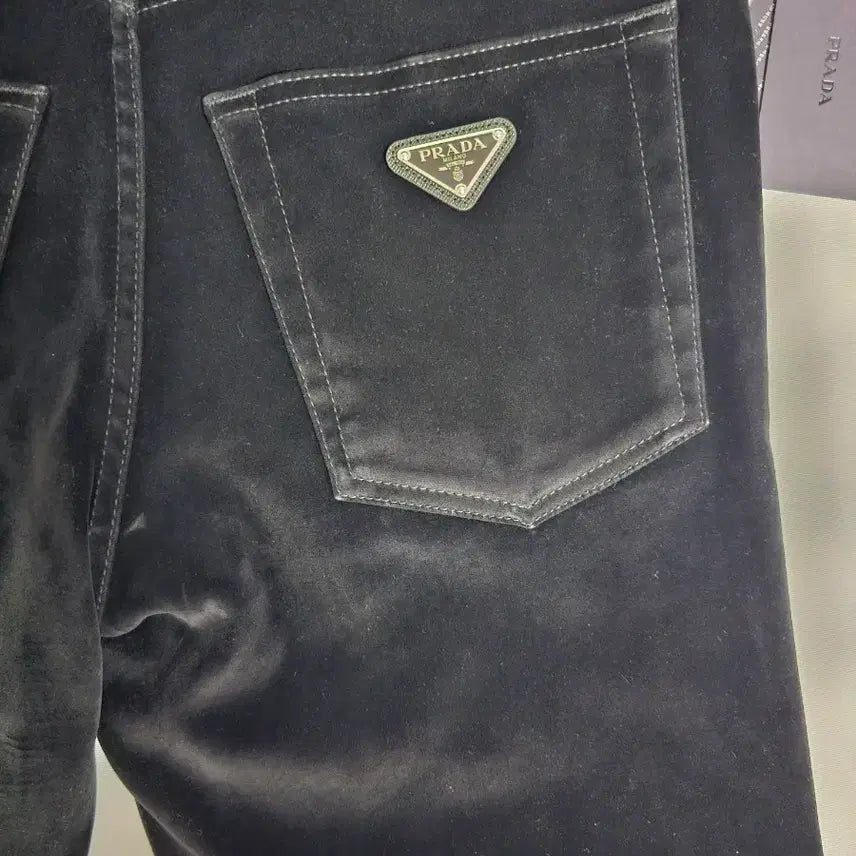 [SOLD OUT] (새상품)프라다 블랙 벨벳 바지팝니다