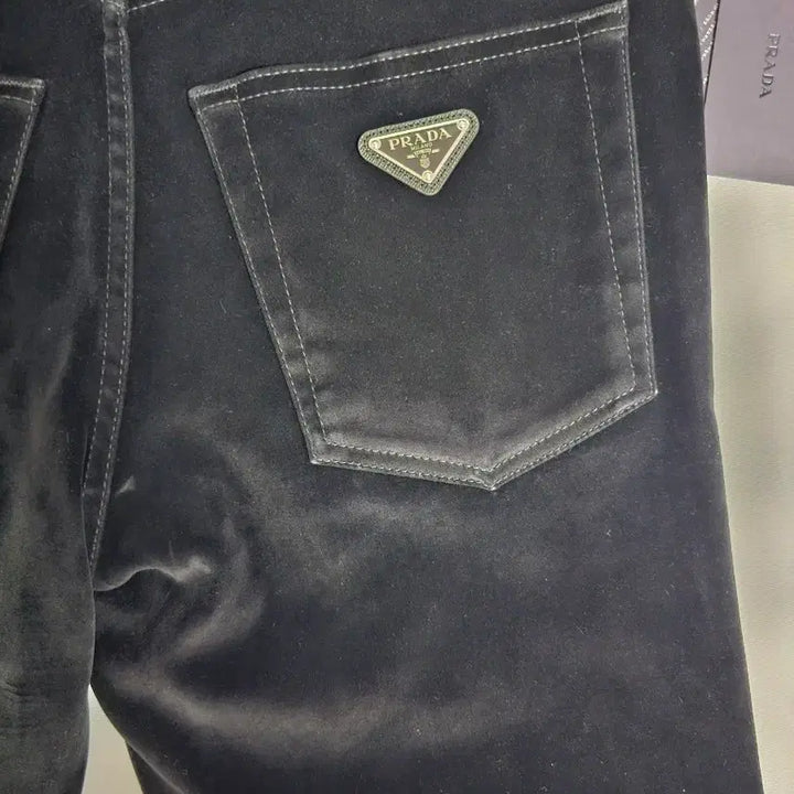 [SOLD OUT] (새상품)프라다 블랙 벨벳 바지팝니다