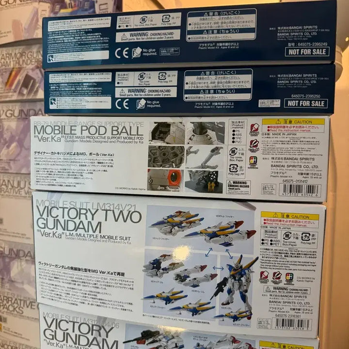 [BUNJANG] Bandai 45th Anniversary Gundam Base HG First Gundam Gold Coating Model Kit / 반다이 45주년 건담베이스 HG 퍼스트건담 골드코팅 + 베이스