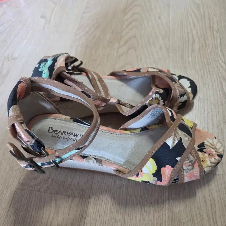 [BUNJANG] Bearpaw Floral Wedge Heel Sandals / 베어파우 플로럴 웨지힐 샌들 / 바캉스 꽃무늬 슈즈