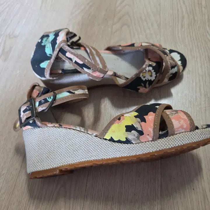 [BUNJANG] Bearpaw Floral Wedge Heel Sandals / 베어파우 플로럴 웨지힐 샌들 / 바캉스 꽃무늬 슈즈