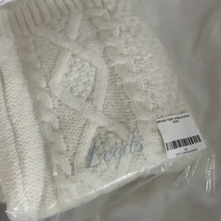 [SOLD OUT] (실사o) 샵리즈 leeds 우디 토글 가디건 아이보리 새상품