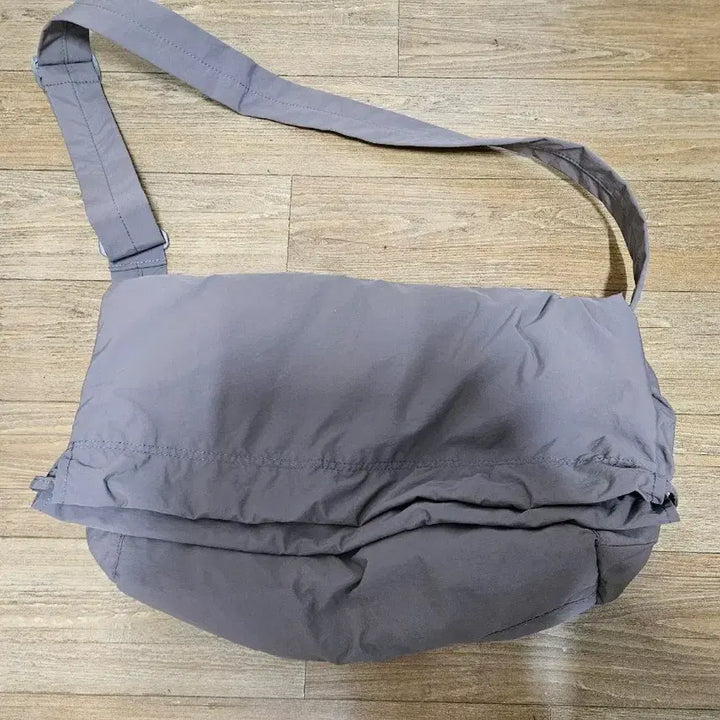 [BUNJANG] Uniqlo Drawstring Shoulder Bag Brown / 유니클로 드로우스트링 숄더백 브라운