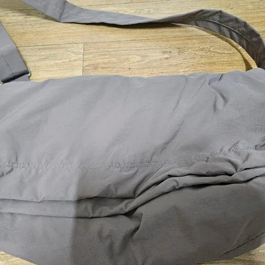 [BUNJANG] Uniqlo Drawstring Shoulder Bag Brown / 유니클로 드로우스트링 숄더백 브라운