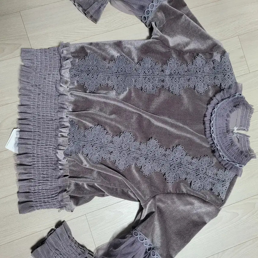 [BUNJANG] Jade Showroom Lace Velvet Blouse / 제이드쇼품 미사용품 레이스 벨벳 블라우스  free