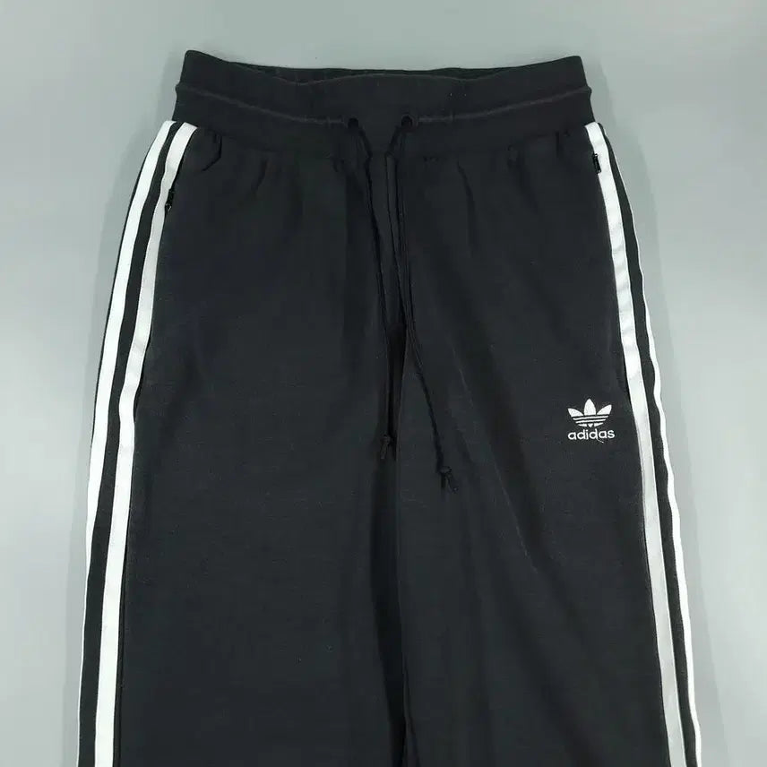 [BUNJANG] Adidas Pigment Black Trefoil Logo Jogger Sweatpants / 아디다스 피그먼트 블랙 화이트 트레포일 로고 삼선 밴딩 조거팬츠 스웻팬츠