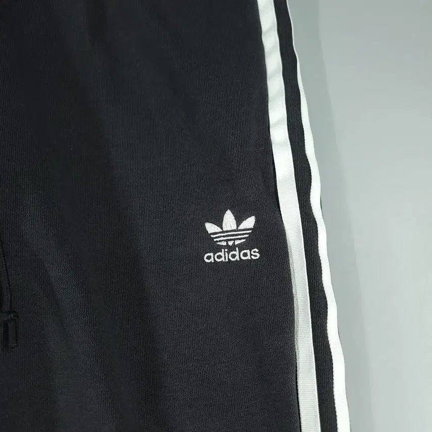 [BUNJANG] Adidas Pigment Black Trefoil Logo Jogger Sweatpants / 아디다스 피그먼트 블랙 화이트 트레포일 로고 삼선 밴딩 조거팬츠 스웻팬츠