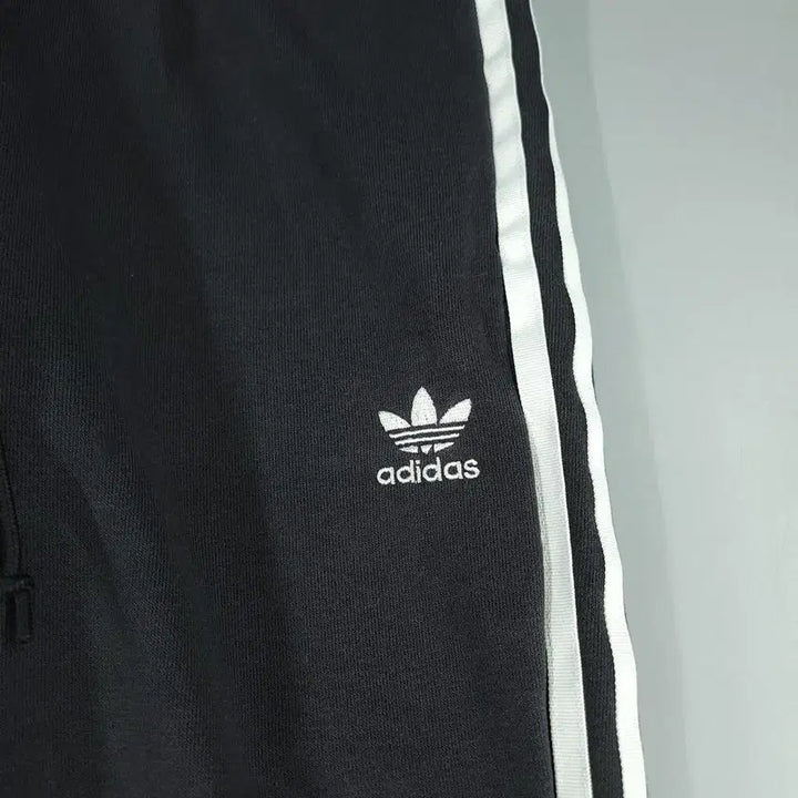 [BUNJANG] Adidas Pigment Black Trefoil Logo Jogger Sweatpants / 아디다스 피그먼트 블랙 화이트 트레포일 로고 삼선 밴딩 조거팬츠 스웻팬츠
