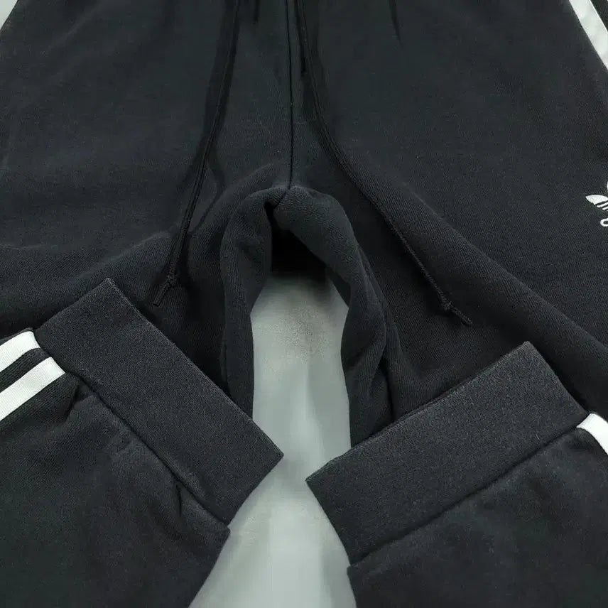 [BUNJANG] Adidas Pigment Black Trefoil Logo Jogger Sweatpants / 아디다스 피그먼트 블랙 화이트 트레포일 로고 삼선 밴딩 조거팬츠 스웻팬츠