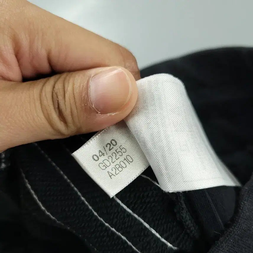 [BUNJANG] Adidas Pigment Black Trefoil Logo Jogger Sweatpants / 아디다스 피그먼트 블랙 화이트 트레포일 로고 삼선 밴딩 조거팬츠 스웻팬츠