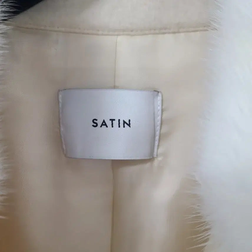 [BUNJANG] Satin Ivory Long Coat / Satin 퍼 카라 롱 코트 아이보리