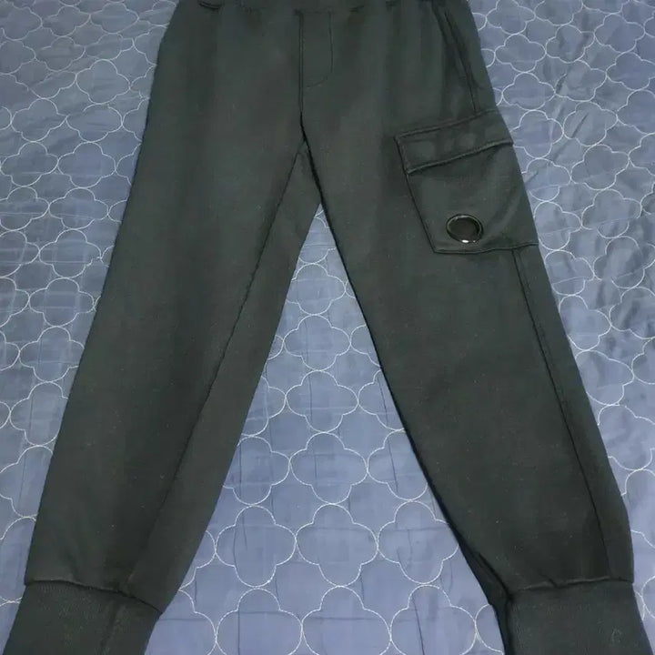 [BUNJANG] CP Company Lens Patch Cargo Jogger Pants (Black, M) / CP컴퍼니 렌즈와펜 포켓 스웨트 카고 조거팬츠 블랙 (M)