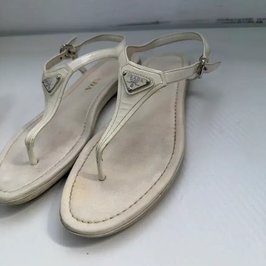 [BUNJANG] Prada Triangle Logo White Thong Sandals 37 / 정품) 프라다 삼각로고 화이트 쪼리 샌들 37