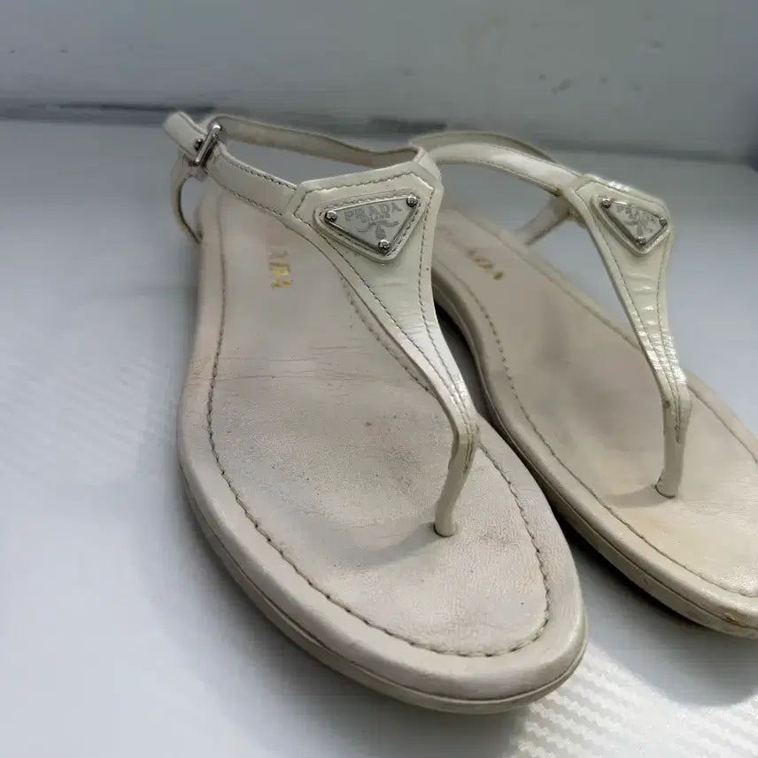 [BUNJANG] Prada Triangle Logo White Thong Sandals 37 / 정품) 프라다 삼각로고 화이트 쪼리 샌들 37