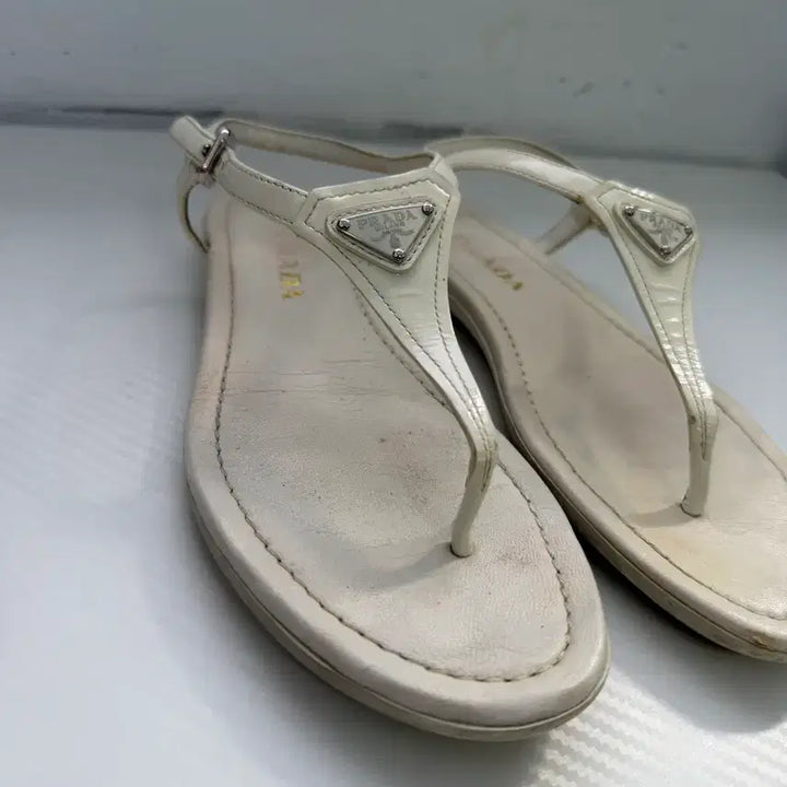 [BUNJANG] Prada Triangle Logo White Thong Sandals 37 / 정품) 프라다 삼각로고 화이트 쪼리 샌들 37