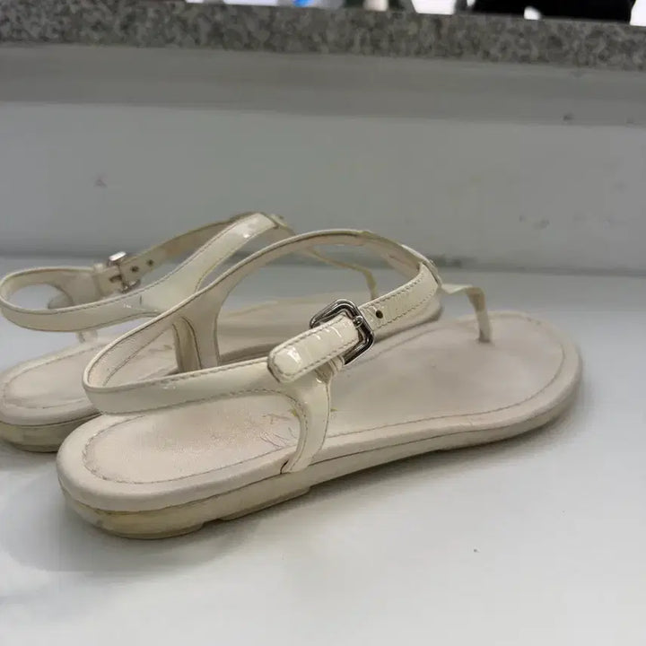 [BUNJANG] Prada Triangle Logo White Thong Sandals 37 / 정품) 프라다 삼각로고 화이트 쪼리 샌들 37