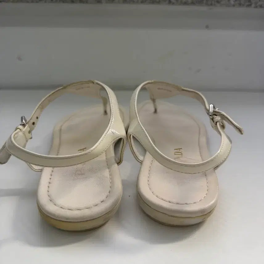 [BUNJANG] Prada Triangle Logo White Thong Sandals 37 / 정품) 프라다 삼각로고 화이트 쪼리 샌들 37