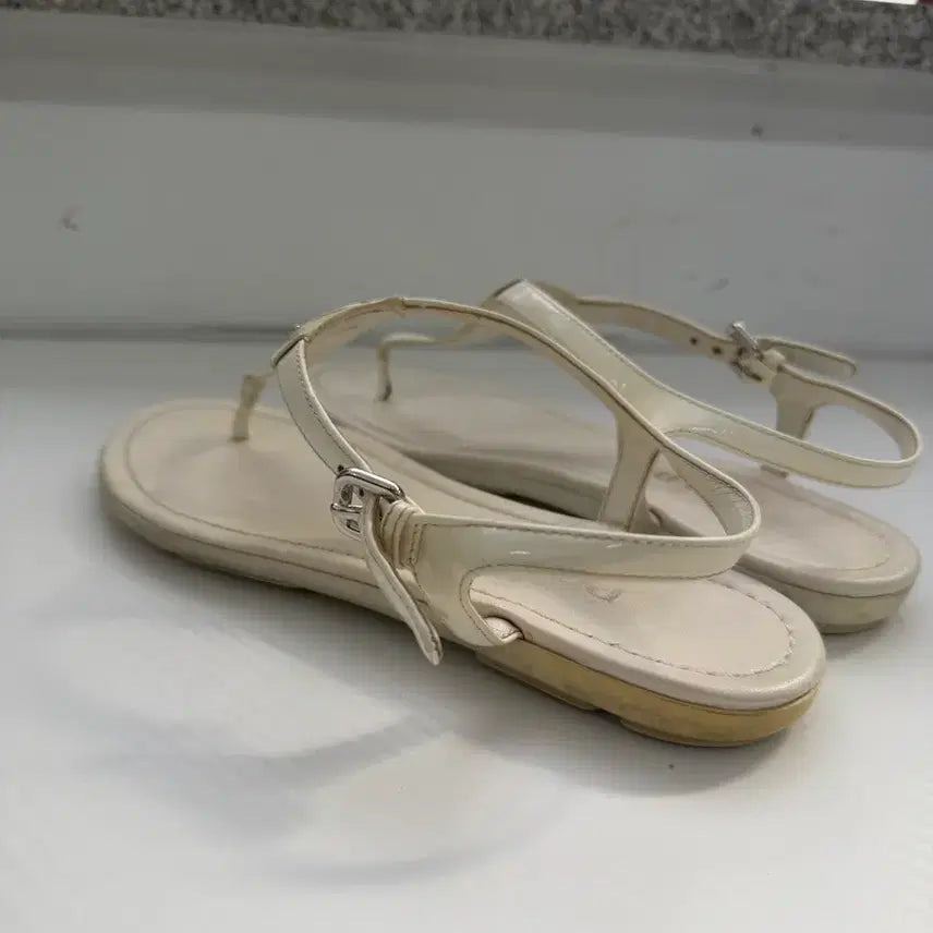 [BUNJANG] Prada Triangle Logo White Thong Sandals 37 / 정품) 프라다 삼각로고 화이트 쪼리 샌들 37