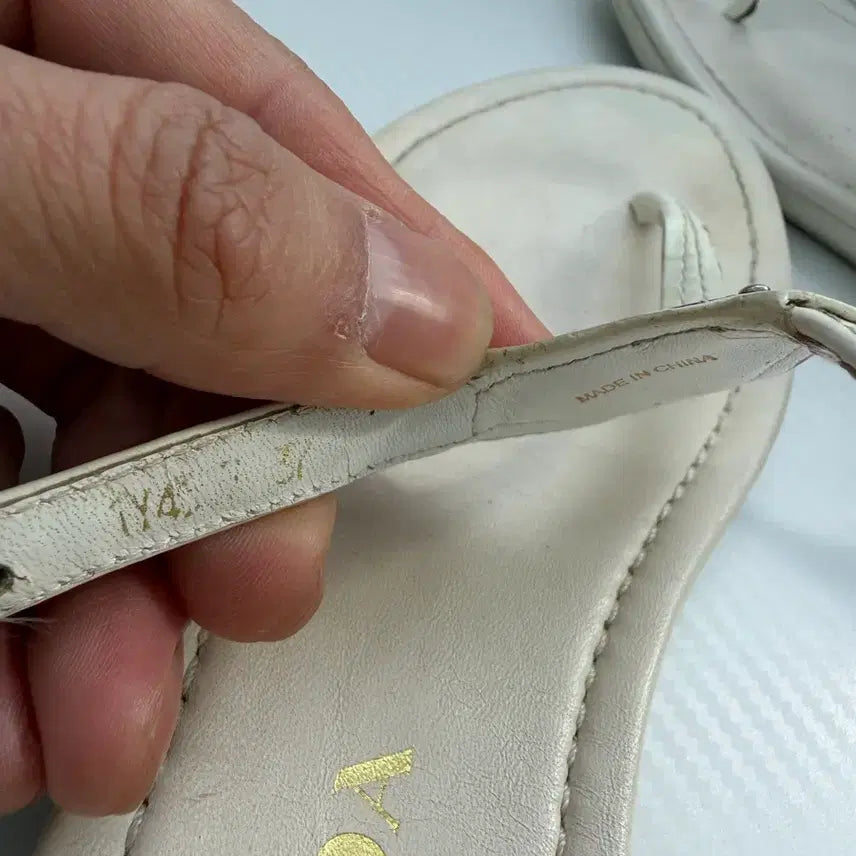 [BUNJANG] Prada Triangle Logo White Thong Sandals 37 / 정품) 프라다 삼각로고 화이트 쪼리 샌들 37