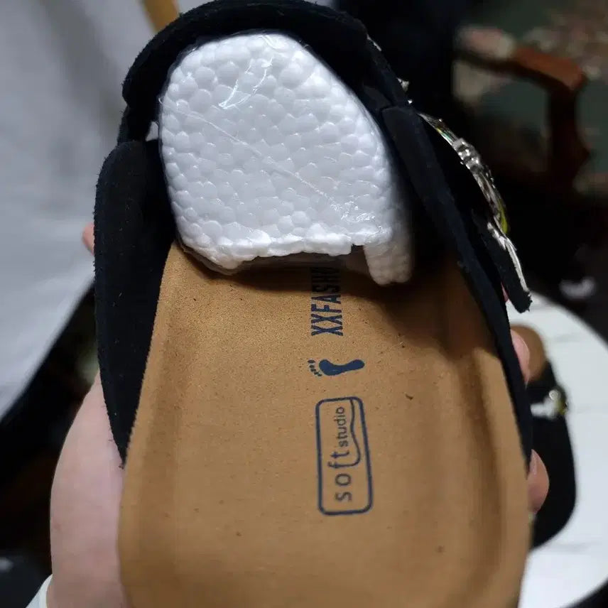 [BUNJANG] Soft Studio Cross Embellished Black Mule Slippers / 66. soft studio 크로스 장식 블랙 뮬 슬리퍼