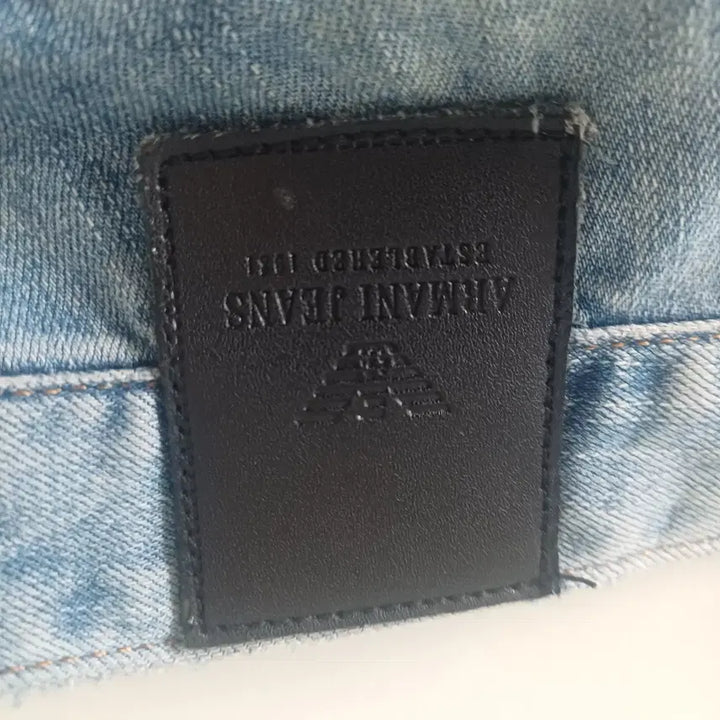 [BUNJANG] Armani Jeans Vintage Eagle Logo Denim Jeans (32) / [Made in Italy]아르마니 진스 빈티지 이글 로고 데님(32)