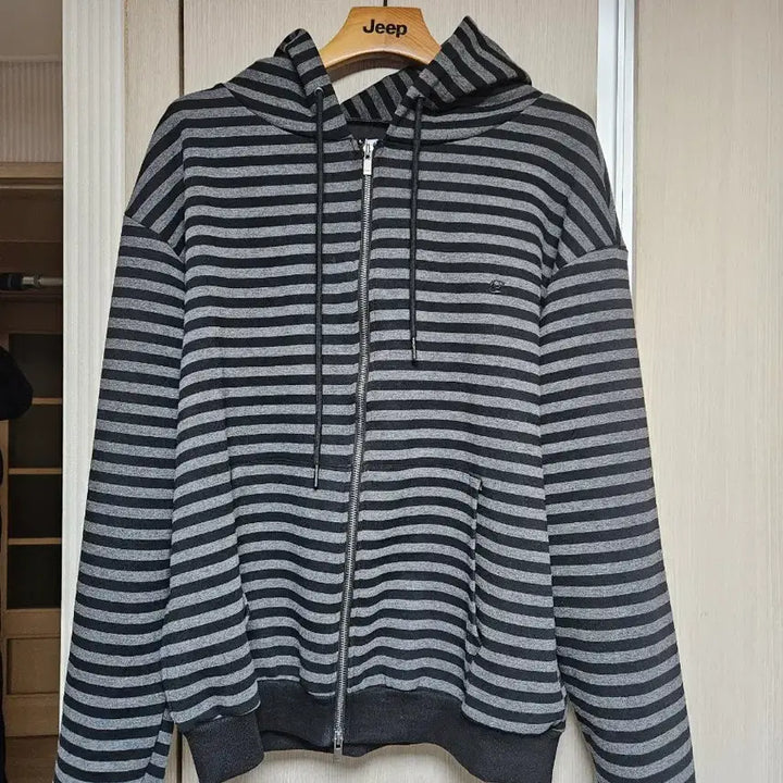 [BUNJANG] Someplace Man Embroidered Two-Way Striped Hooded Zip-up / 썸플레이스맨 자수 투웨이 배색 스트라이프 후드집업