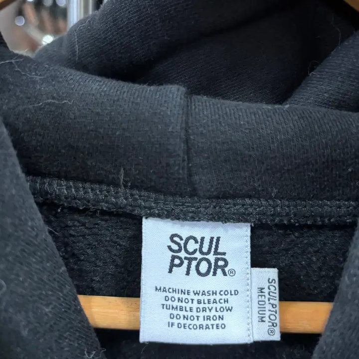 [BUNJANG] Sculptor Unisex Center Spell Logo Hoodie / 스컬프터(Sculptor)남녀공용 센터 스펠 로고 후드 티셔츠
