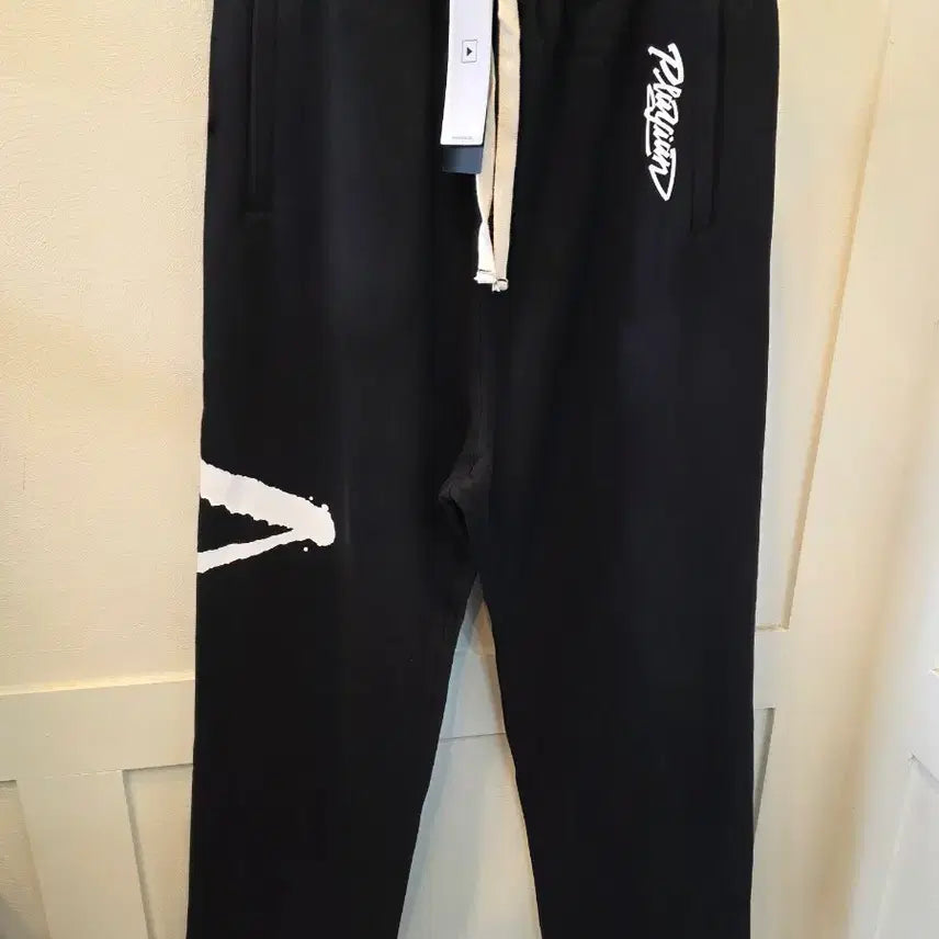 [BUNJANG] PLAYIVN Graffiti Sweat Pants / PLAYIVN 블랙 그래피티 스웨트 팬츠
