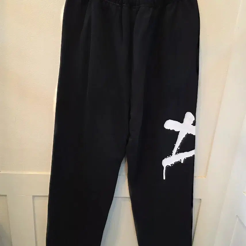 [BUNJANG] PLAYIVN Graffiti Sweat Pants / PLAYIVN 블랙 그래피티 스웨트 팬츠