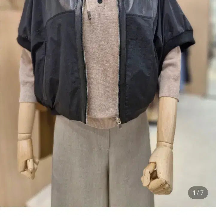 [BUNJANG] THE IZZAT Lambskin Color Block Vest / 더아이잗 양가죽 배색 베스트 48만원