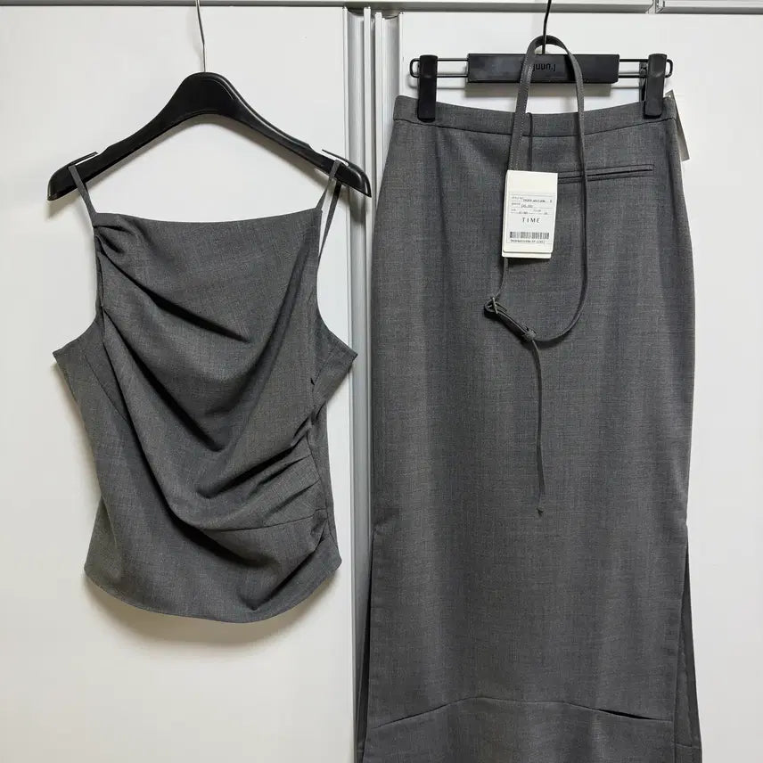 [BUNJANG] Time Wool Blend Belted Cutout Slit Skirt &amp; Drape Sleeveless Top Set / 타임 울 블렌드 벨티드 컷아웃 슬릿 스커트 &amp; 드레이프 슬리브리스 탑