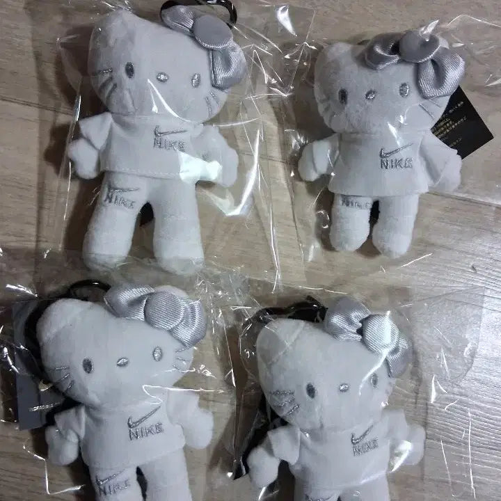 [BUNJANG] Nike Hello Kitty Collaboration Doll Keychain / 헬로키티X나이키 콜라보 인형 키링 화이트/개당가격 (무료배송)