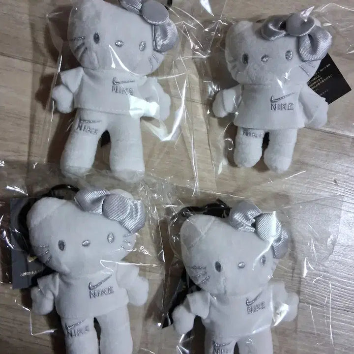 [BUNJANG] Nike Hello Kitty Collaboration Doll Keychain / 헬로키티X나이키 콜라보 인형 키링 화이트/개당가격 (무료배송)