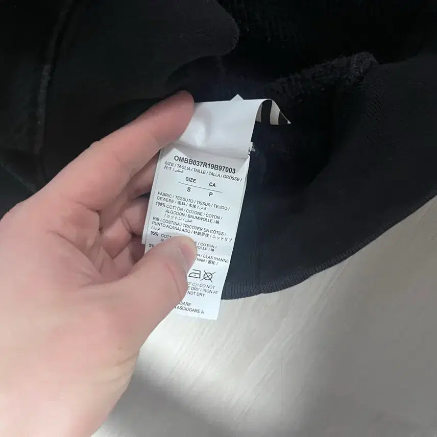 [SOLD OUT] 오프화이트 키스 그래픽 후드티 블랙
