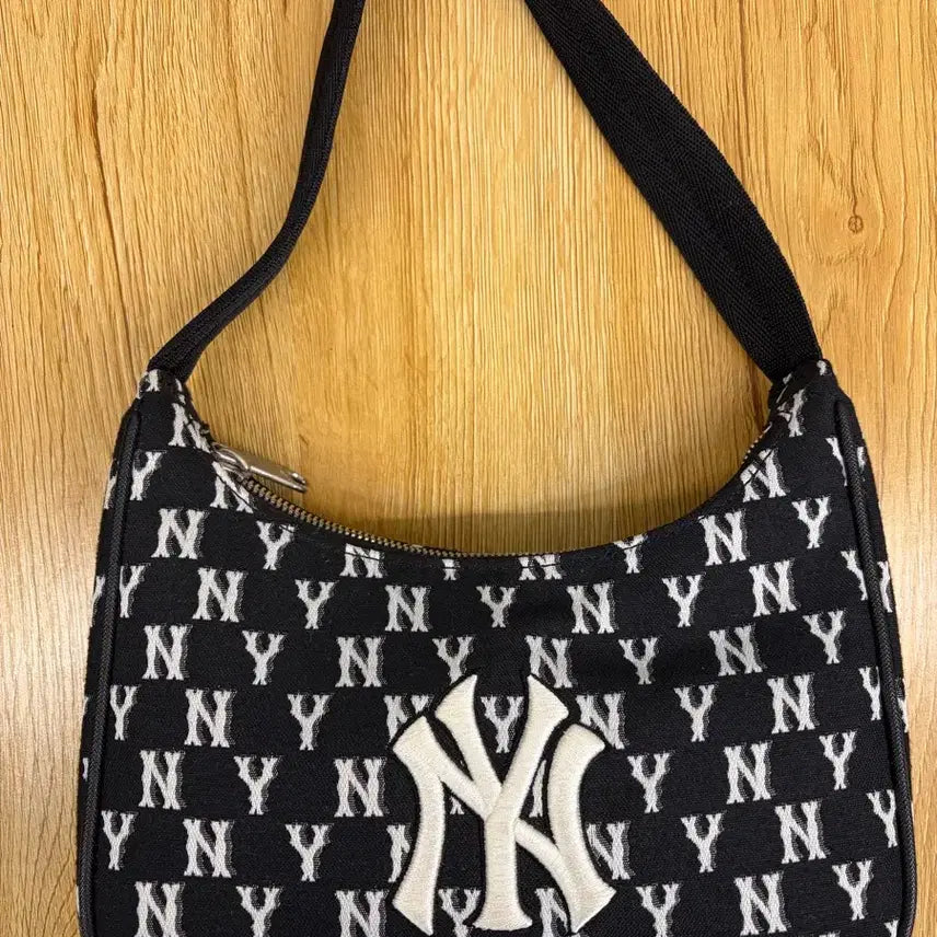[BUNJANG] MLB New York Yankees Mini Shoulder Bag / MLB 뉴욕 양키스 호보백 미니 숄더백