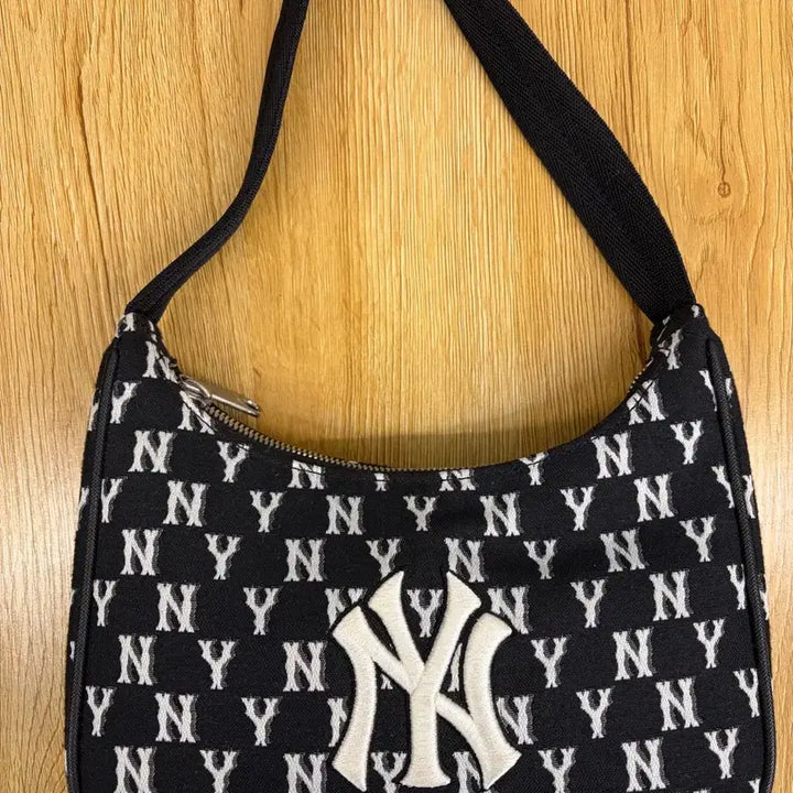 [BUNJANG] MLB New York Yankees Mini Shoulder Bag / MLB 뉴욕 양키스 호보백 미니 숄더백