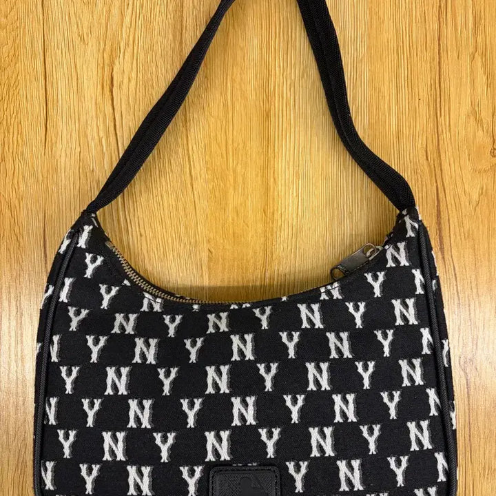 [BUNJANG] MLB New York Yankees Mini Shoulder Bag / MLB 뉴욕 양키스 호보백 미니 숄더백