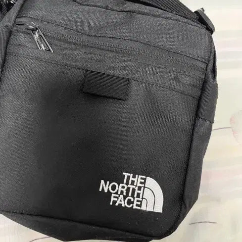 [BUNJANG] The North Face Travel Crossbody Bag / 노스페이스 트래블 크로스백 스 세 가지 색상입니다.