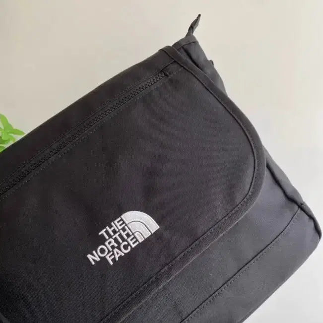 [BUNJANG] The North Face Travel Crossbody Bag - Black / 노스페이스 트래블 크로스백 스 블랙