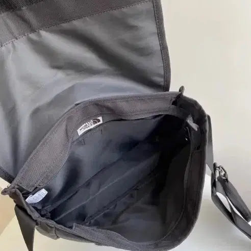 [BUNJANG] The North Face Travel Crossbody Bag - Black / 노스페이스 트래블 크로스백 스 블랙