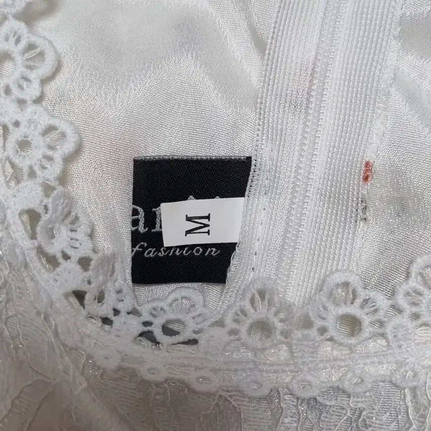 [BUNJANG] Self-Snap Wedding Lace Dress / 자수 디테일과 핏이 아주 예쁜 셀프 스냅 웨딩 레이스 캉캉 드레스