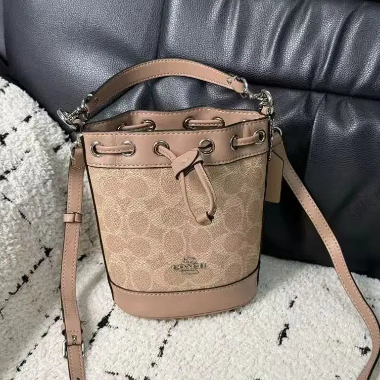 [BUNJANG] Coach Mini Bucket Bag / 코치 최신 미니 버킷백으로 토트 겸 크로스 가능