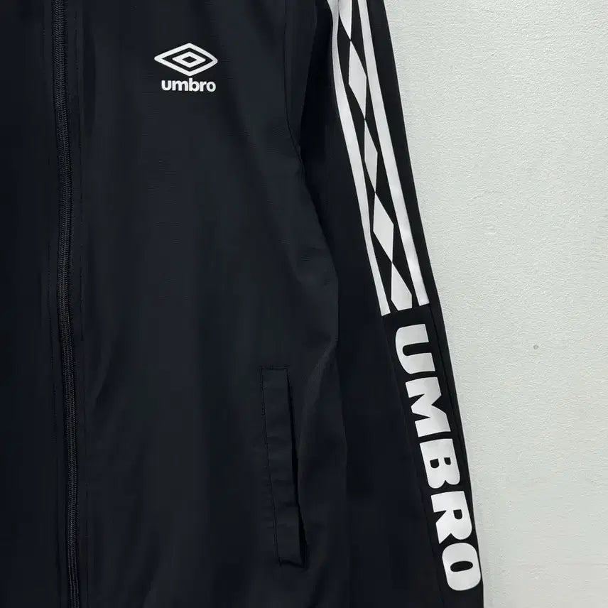 [BUNJANG] Umbro Side Line Windbreaker Jacket (Size 95) / 엄브로 사이드라인 바람막이
