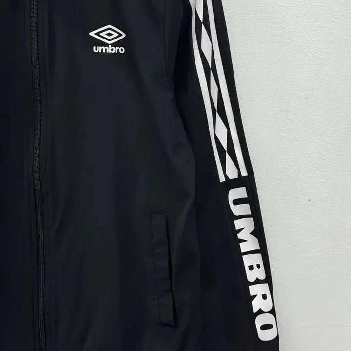 [BUNJANG] Umbro Side Line Windbreaker Jacket (Size 95) / 엄브로 사이드라인 바람막이