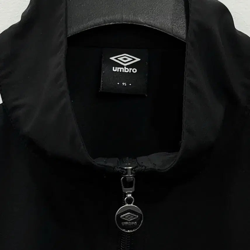 [BUNJANG] Umbro Side Line Windbreaker Jacket (Size 95) / 엄브로 사이드라인 바람막이