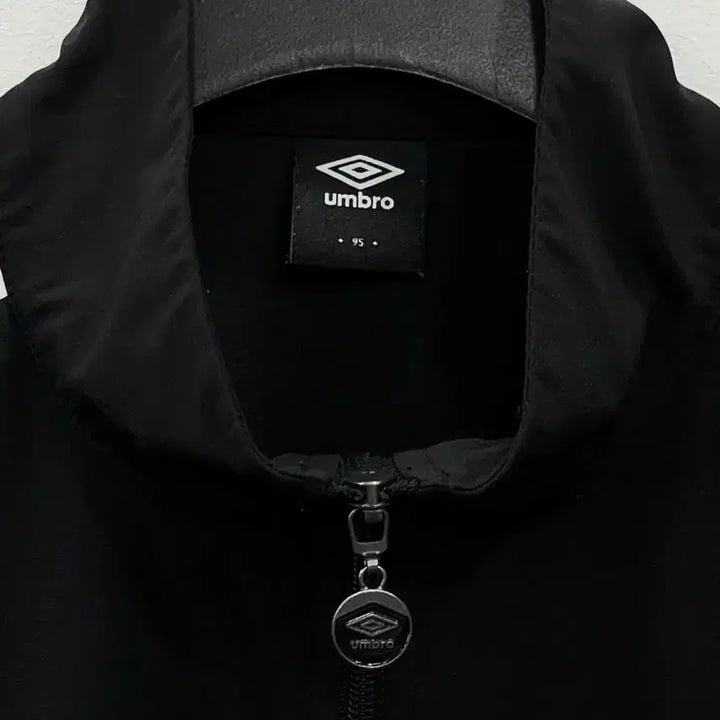 [BUNJANG] Umbro Side Line Windbreaker Jacket (Size 95) / 엄브로 사이드라인 바람막이