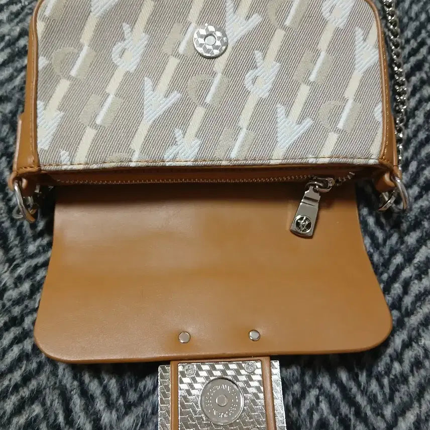 [BUNJANG] Praha Brown Leather Micro Mini Shoulder Bag / 프라하 브라운 바게트 체인 레더 마이크로 미니 러기드 숄더백/크로스백
